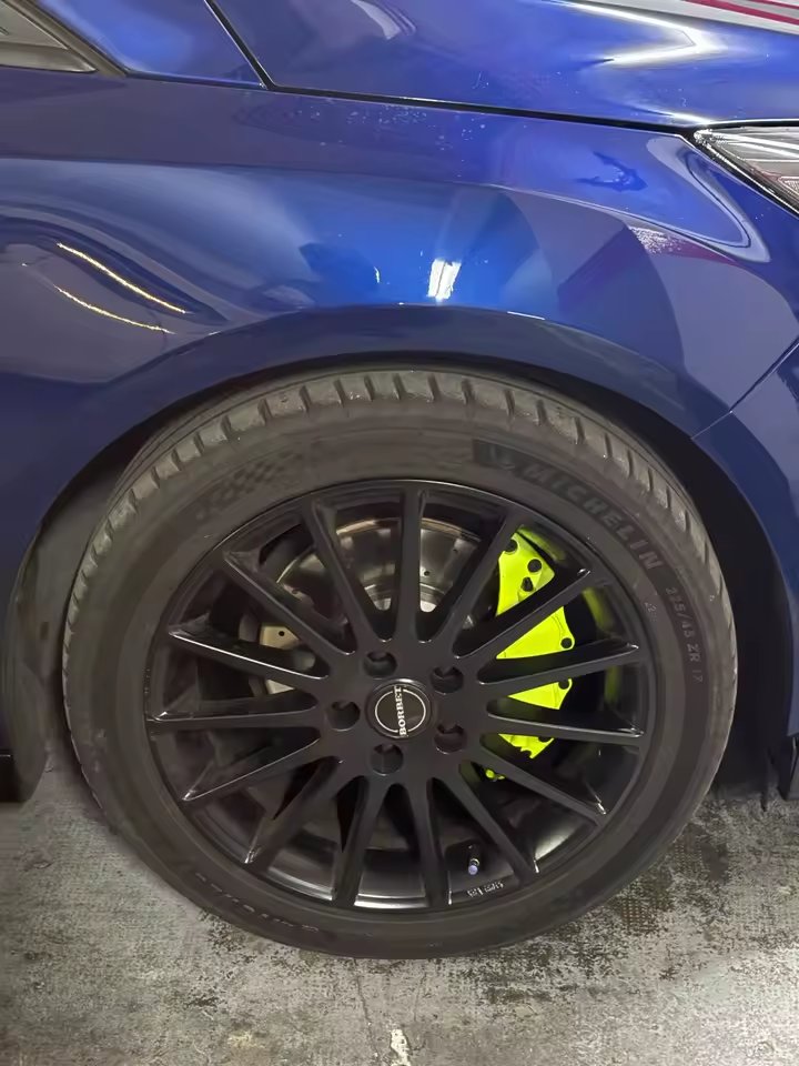 Lime Green caliper cover behind a black 17-inch wheel on a VW Golf Mk4